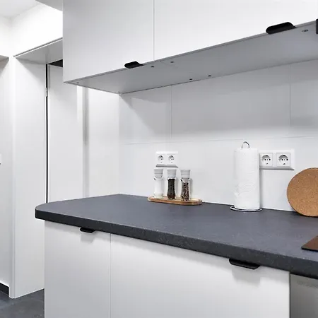 Alfa 2z-apartment 4 Betten Smarttv Wlan Nahe Wasen Daimler L Bad & Kueche L 2br 4 Beds Kitchen Bathroom شقة *